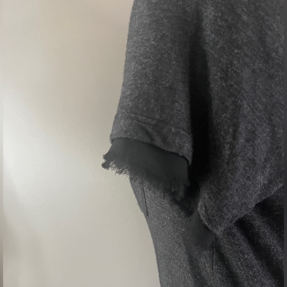 Vince women’s grey short sleeve top- GUC- size small - Picture 8 of 8